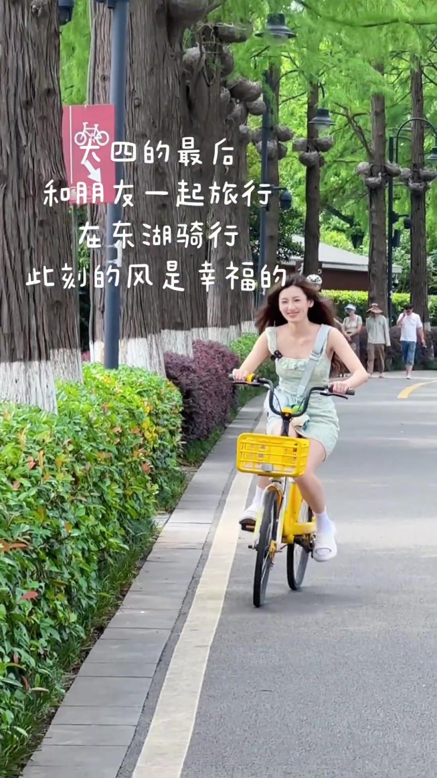大概只有我發(fā)現(xiàn)了，有人不扶車把還玩手機?。? title=