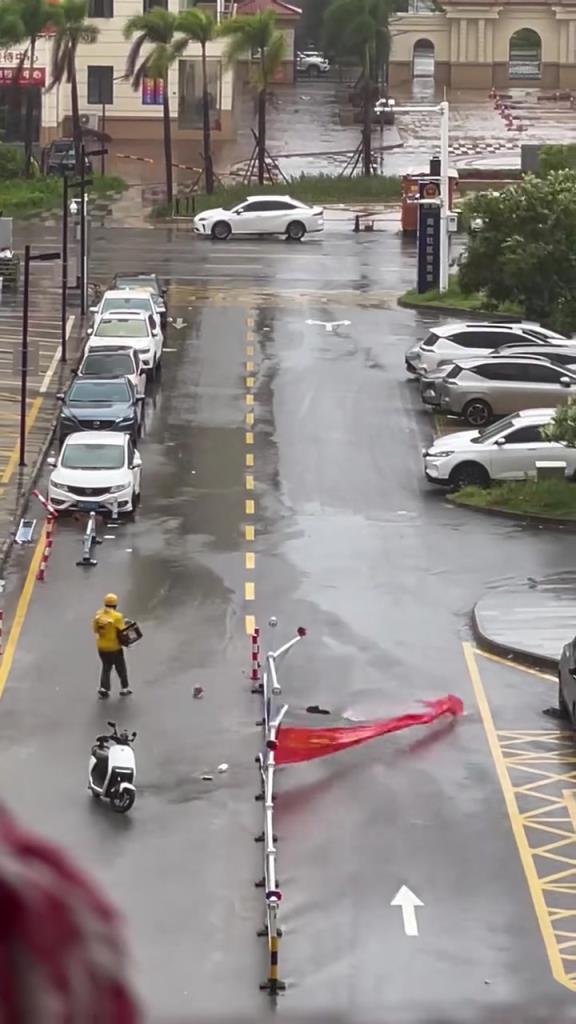 外賣小哥：你的外賣正在被暴風雨襲擊