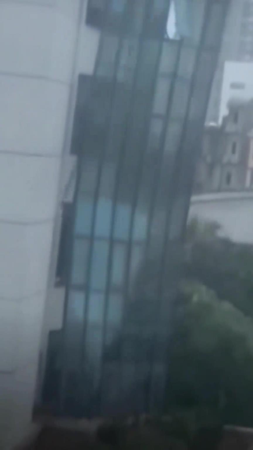 太可怕了！大風把整棟樓的玻璃連根拔起！