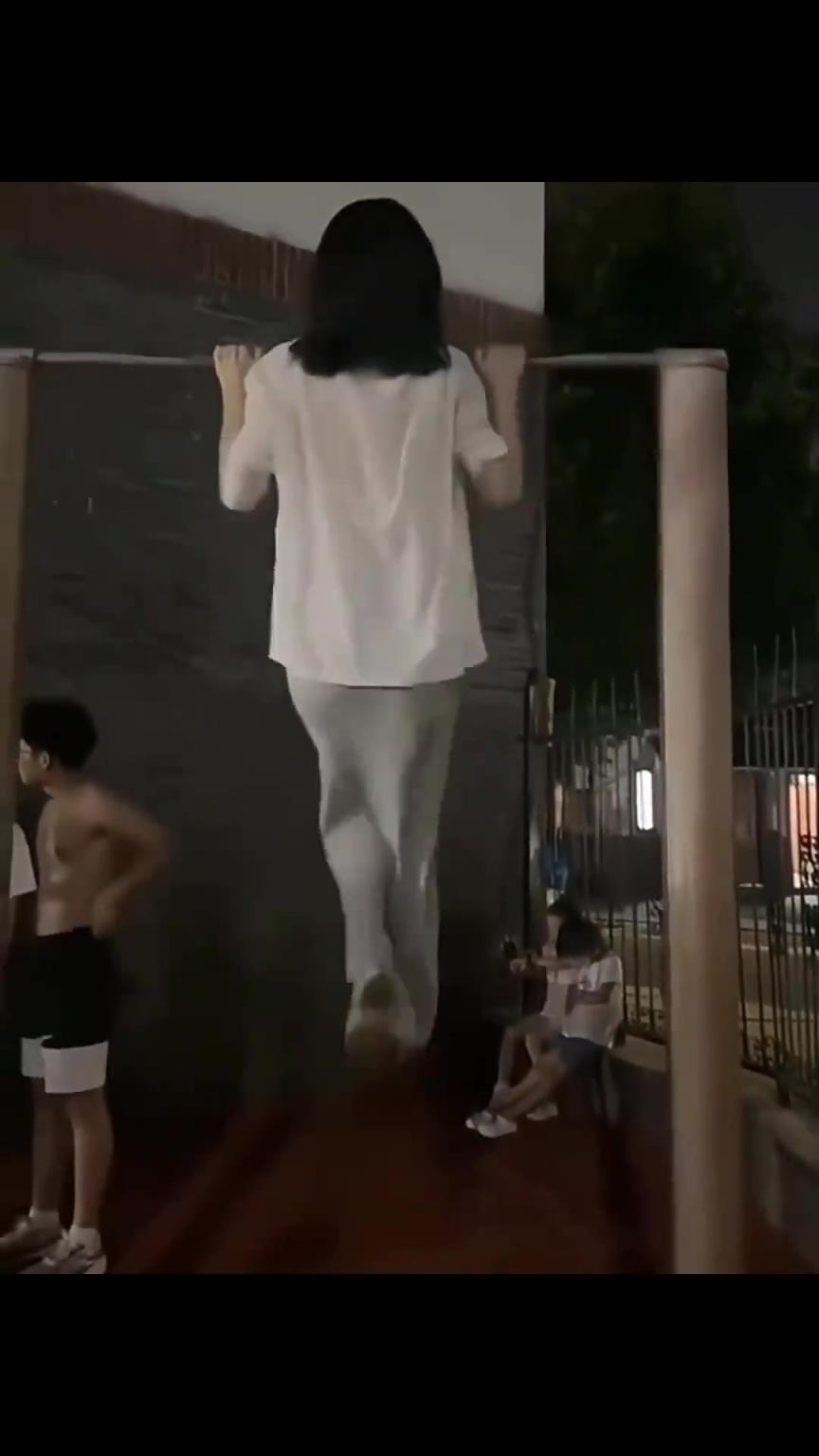 別看穿著淑女裙，做起引體向上超過90%的男人！！