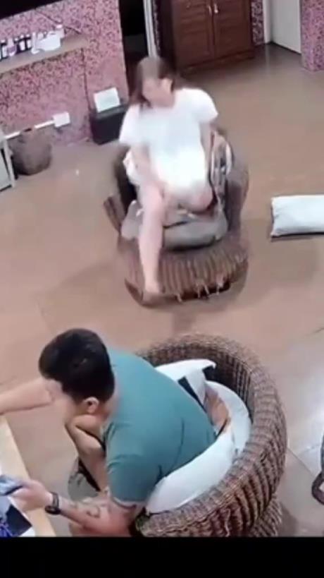 老婆：看來還是老公的腿坐著才有安全感啊??！
