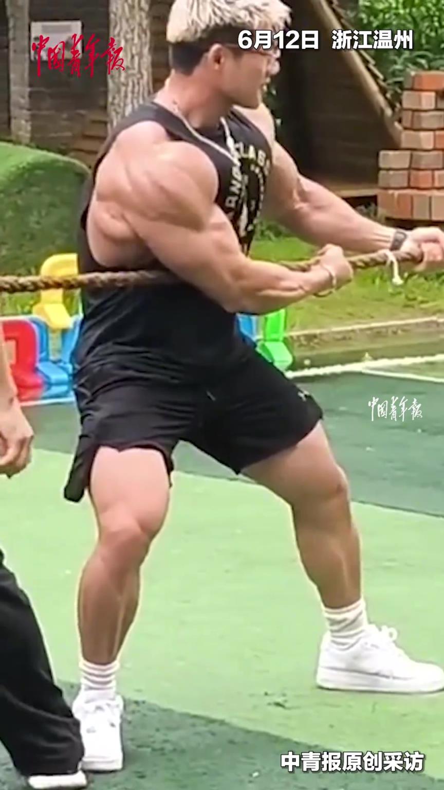 實(shí)力寵娃！健美運(yùn)動(dòng)員父親參加幼兒園拔河比賽，力量感爆棚。