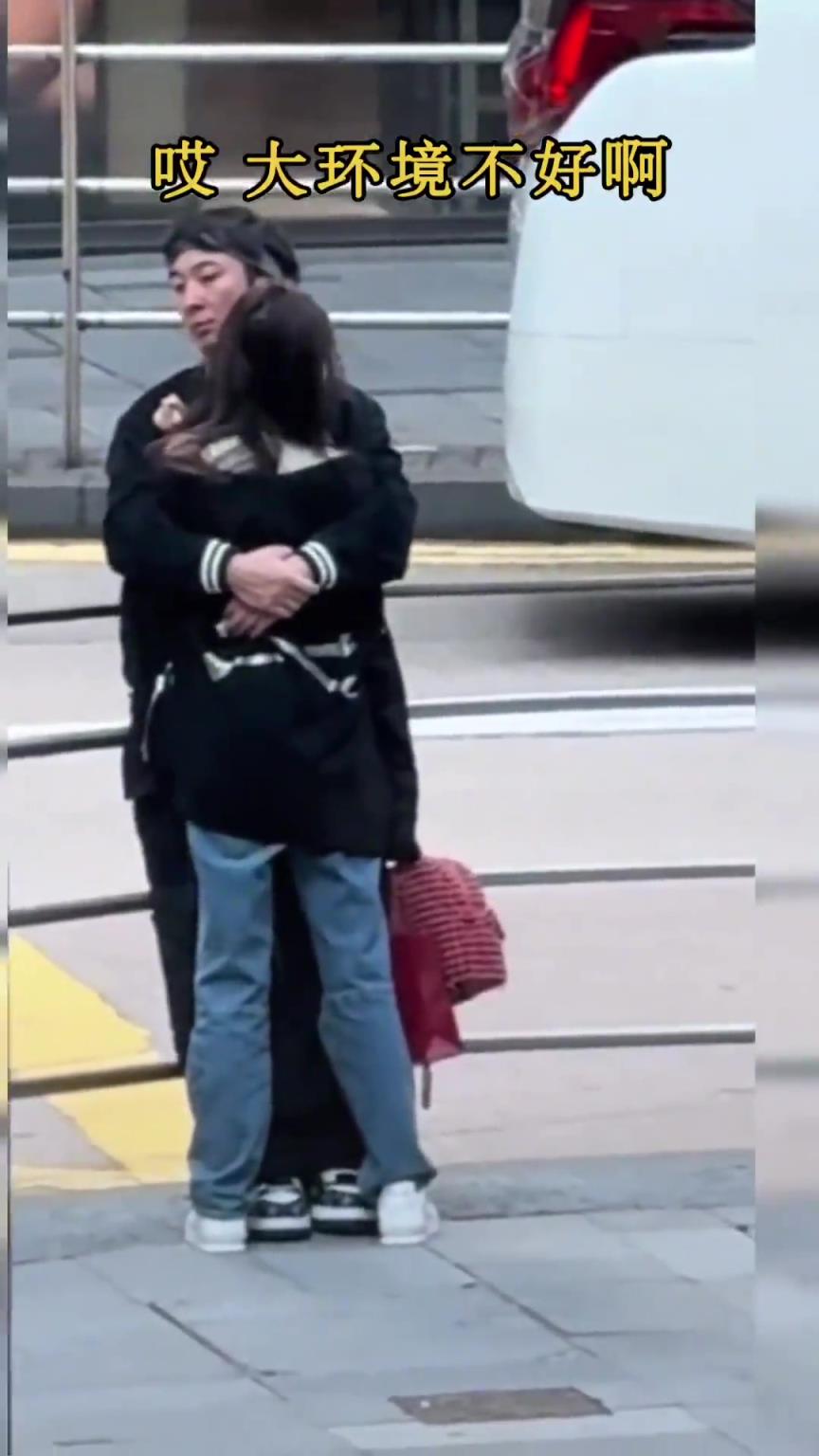 雖然懷里有人但是王思聰一副死了的表情