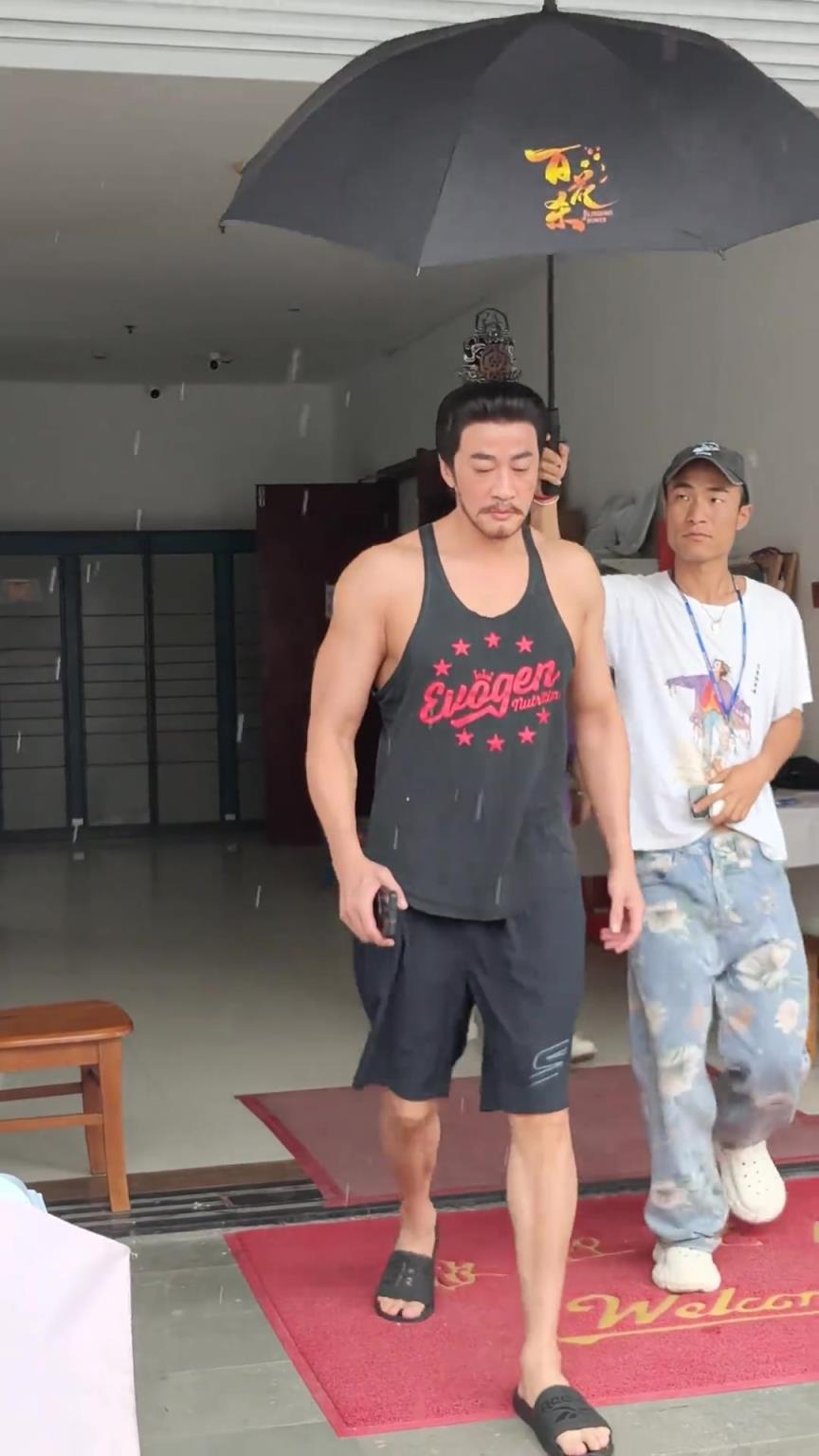 何潤東一出現(xiàn)，我就知道這部劇最強(qiáng)戰(zhàn)力必是他