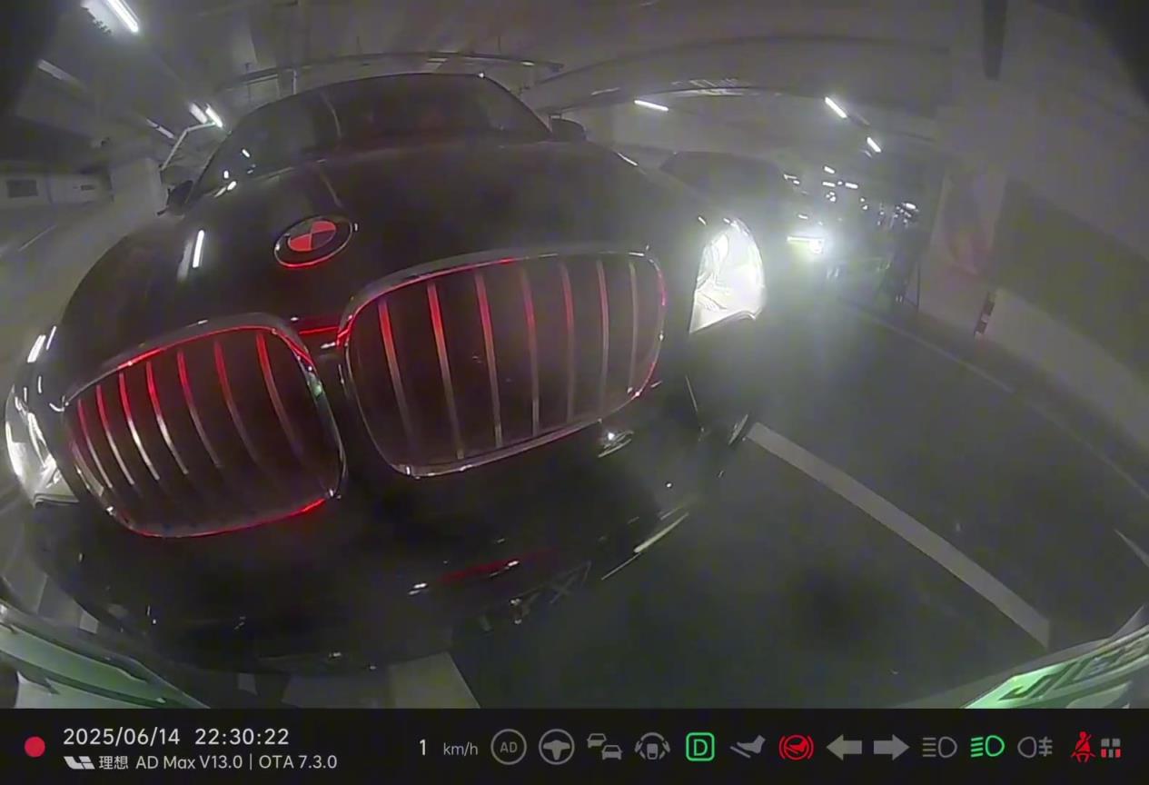 寶馬車主很急嗎？鼻子湊這么近...