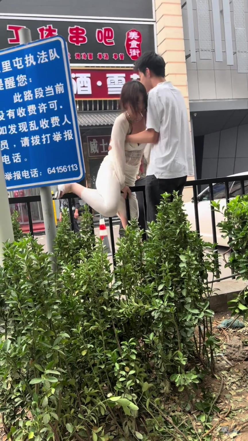 她這要是稍有不慎，裙子就裂開了啊...