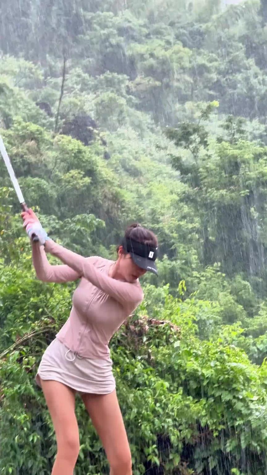 下這么大雨，這球是非打不可嗎？！