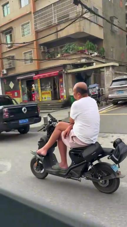 這大爺這樣騎車 好像很瀟灑呢？??！