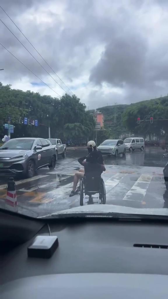 大馬路上坐輪椅還抱個(gè)妹子？坐輪椅的原因找到了...