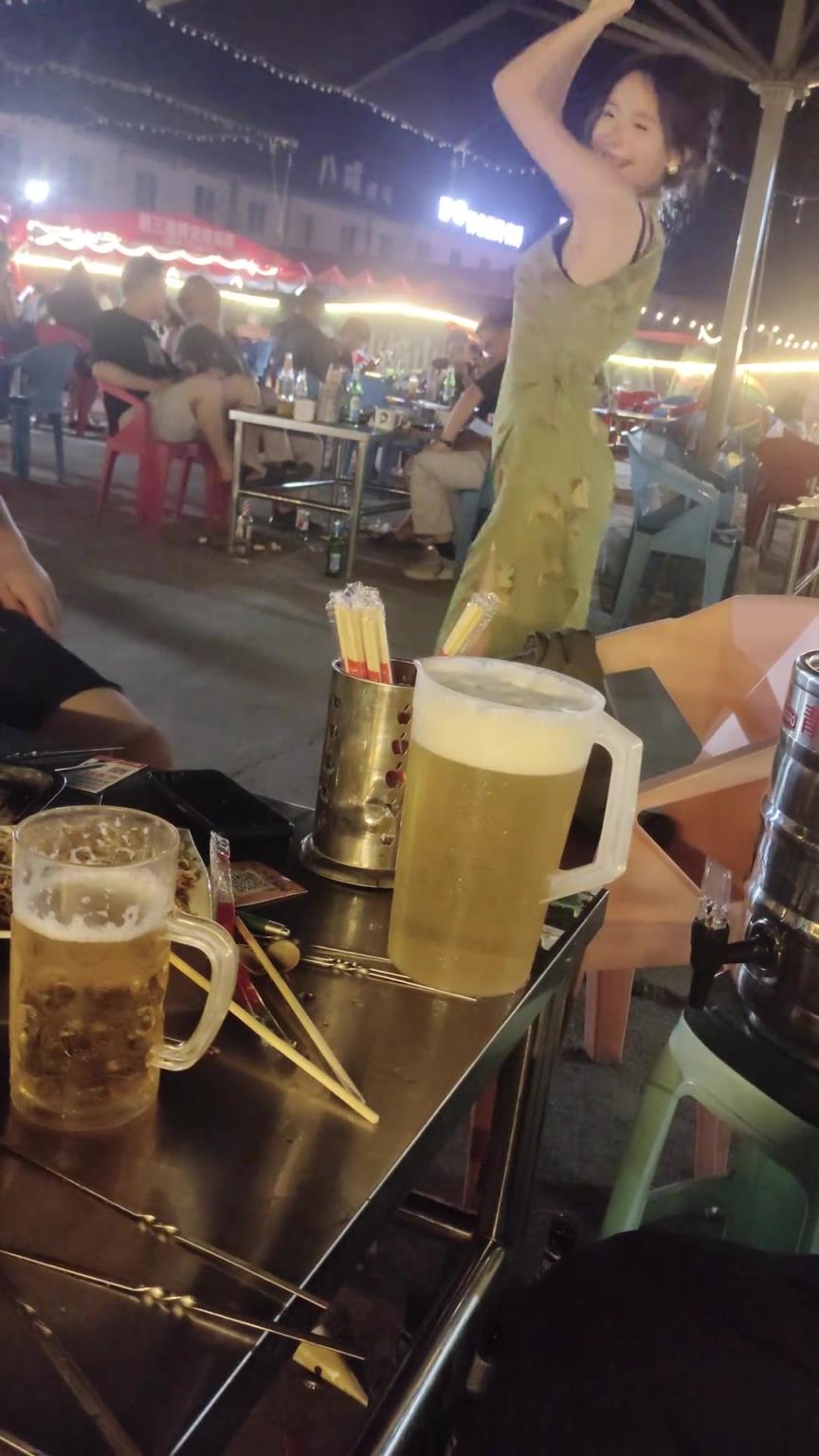 不擇手段？某燒烤大排檔搞擦邊舞蹈直播吸引顧客...