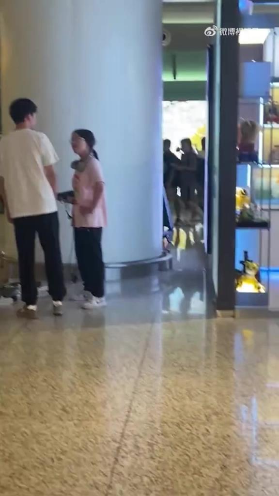 女子要求男子當(dāng)眾下跪道歉！！