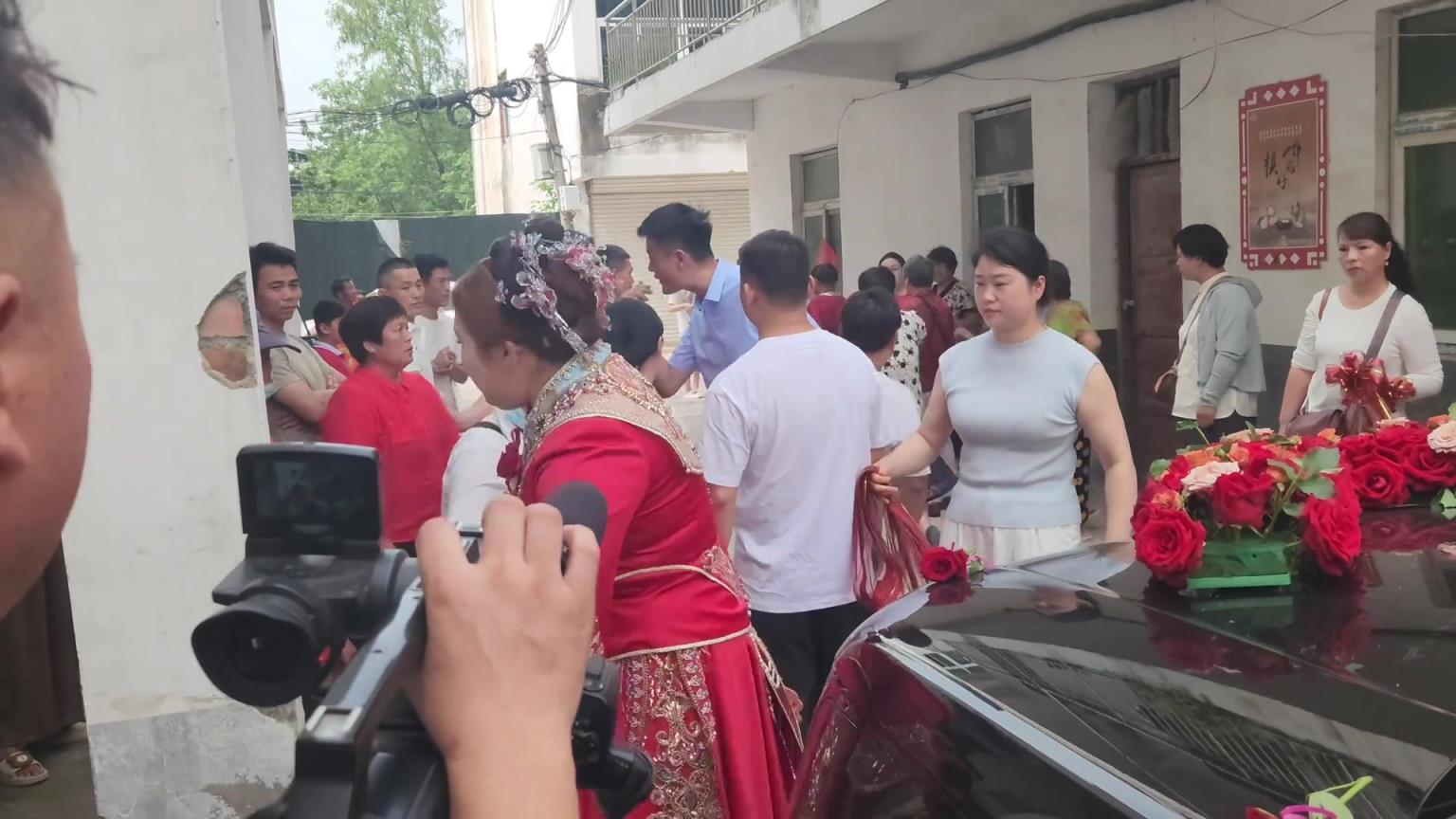 新娘都快和攔婚車的人打起來了！！