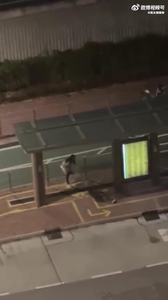 情侶吵架后女生竟然在大街上裸奔?。?！