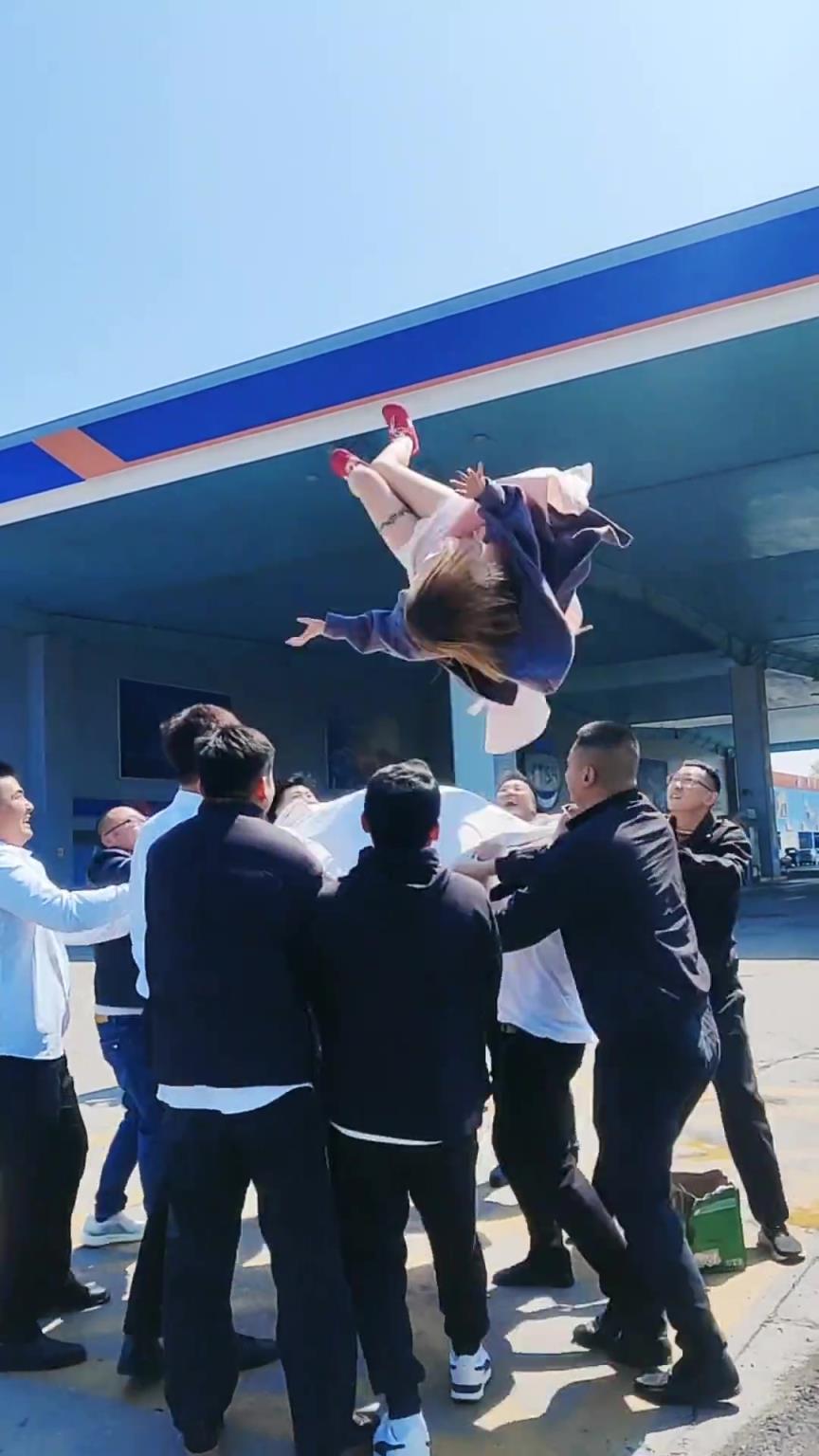 當(dāng)一個伴娘容易么，被一群大老爺們拋到空中！