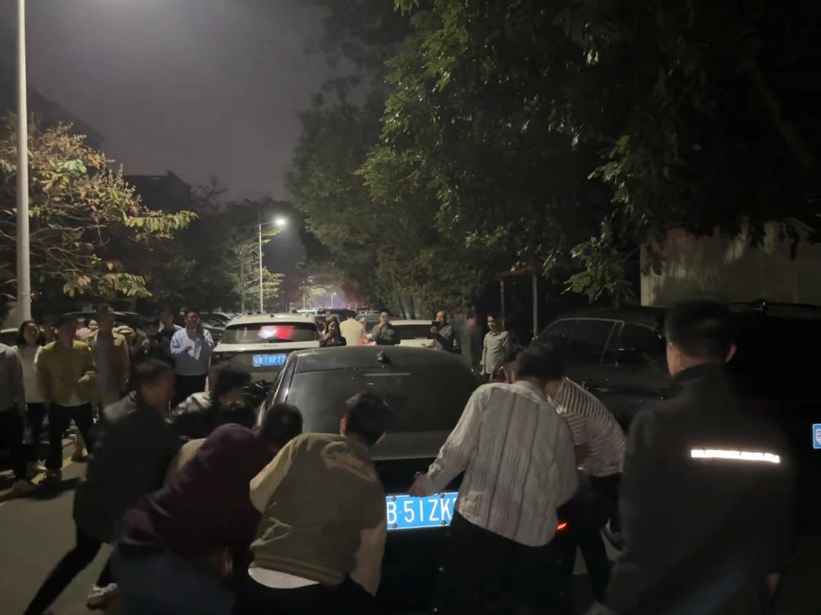 堵車實在沒辦法，用蠻力硬生生把違停車抬走！
