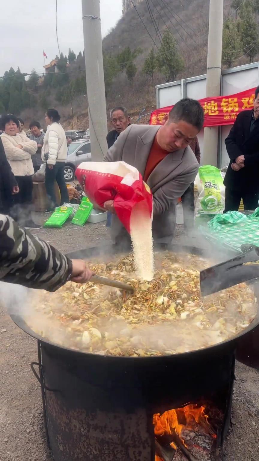 哪里的做法？大锅菜下大米，真没见过！