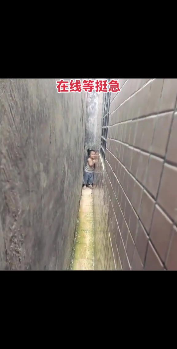 不出就不出呗，你就坐在那里吃零食，她喜欢吃什么你就吃什么！