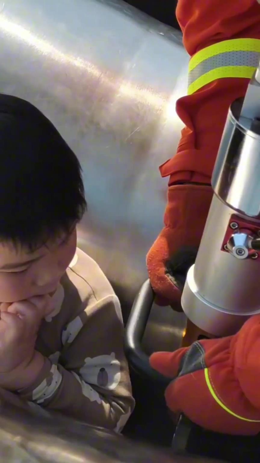 4岁男孩卡滑梯夹缝 消防员：看下肚子…