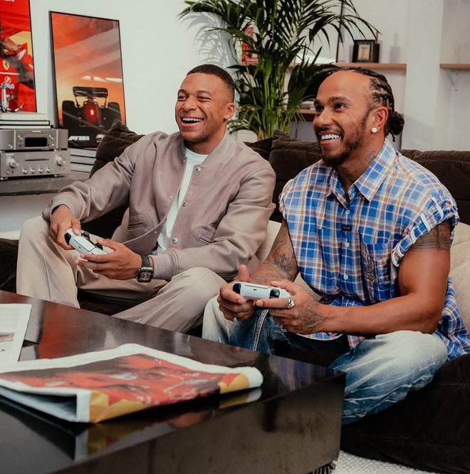 夢(mèng)幻聯(lián)動(dòng)！姆巴佩與法拉利車手漢密爾頓合體，共同宣傳F1新游戲