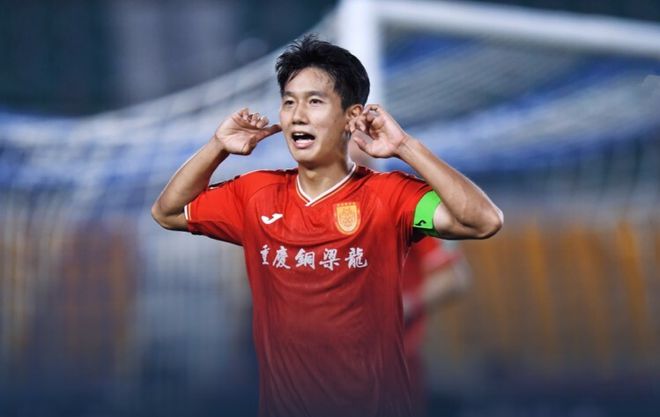 不配进国足？21岁红星连场双响！5轮7球领跑射手榜，名记质疑伊万