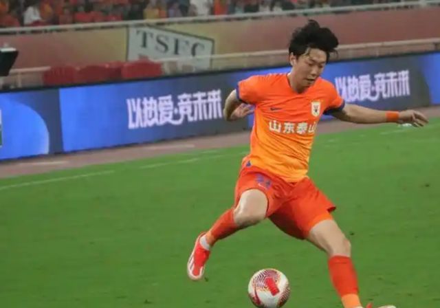 泰山隊四球大勝登頂積分榜，但國足主帥伊萬卻高興不起來