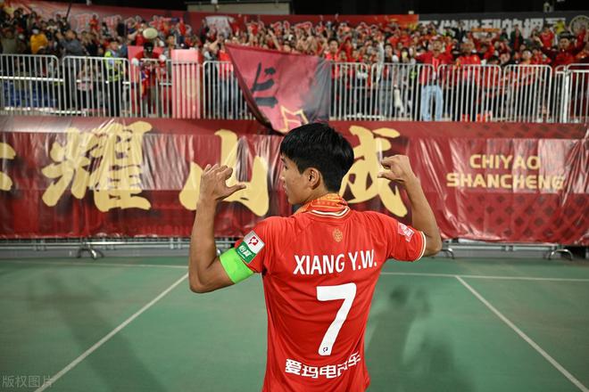 21岁前锋登顶射手榜！身高1米72，中甲4场5球，未来有望入选国足