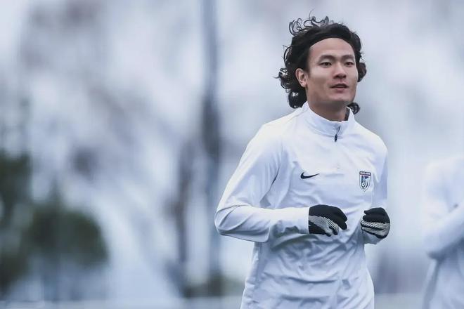 从中甲打工人到国足新希望：廖锦涛，中国足球的“黄金后腰”崛起