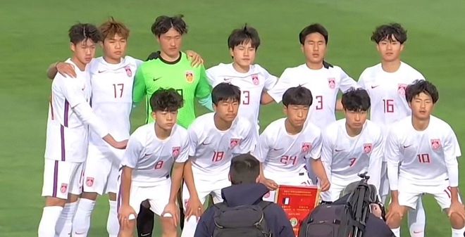 09国少正式亮相！半场2人伤退，遭法国队围攻，名记：传球差一点