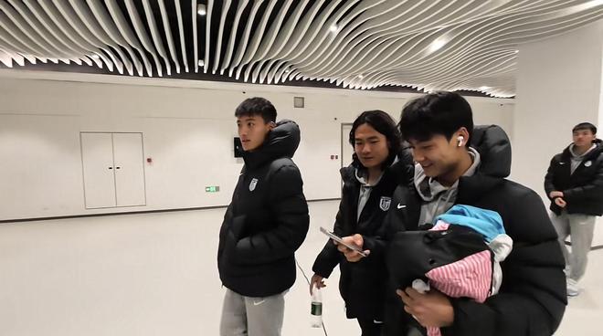 各队盯上廖锦涛，大连早续约防挖角，毛伟杰提前复出，右路变强点