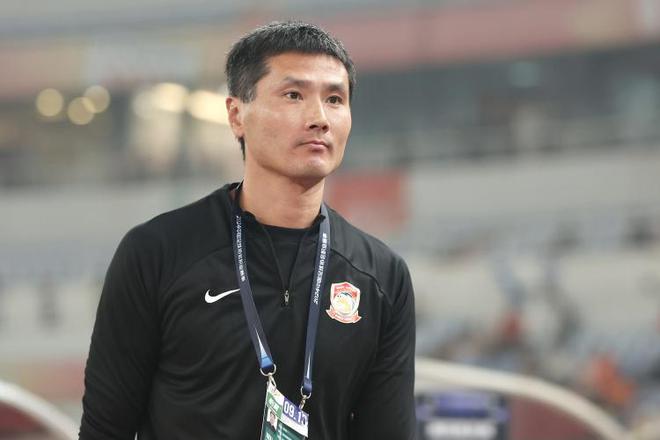 媒体人：邵佳一防守上要锤炼，惨败后不会再有很多人喊他执教国足