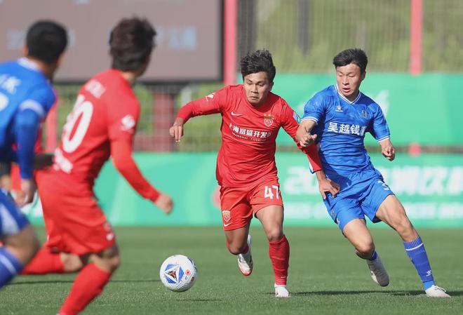 19岁新星首秀破门：争议背后的中超跳板，能否复制王钰栋的逆袭？