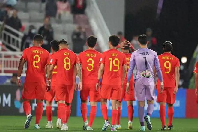 足球運動員年薪降到500萬后，前國腳：別降了，球員就該掙高薪