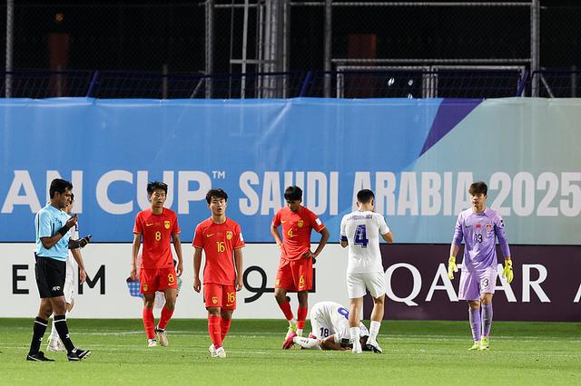 U17国足回国无人接机