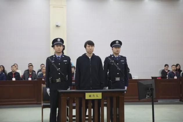 從“鐵帥”到“鐵窗”，原國足主帥李鐵要憋20年不能吹頭發了