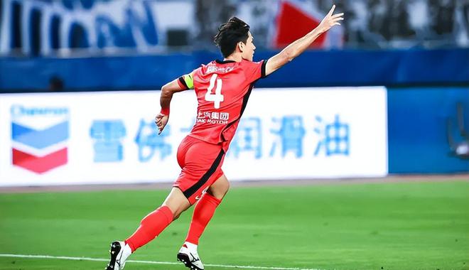 一场2:0让国足迎喜讯，海港失意之人爆发，伊万喜添中场全能猛将