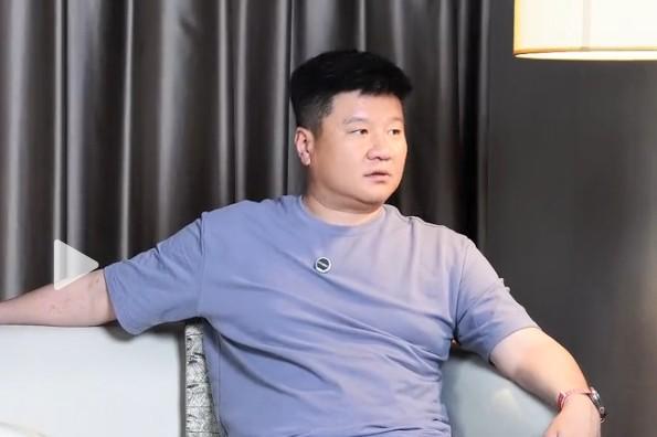 李金羽：踢球時逮誰跟誰干；當教練“社恐”，大喊大叫沒用