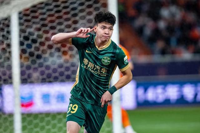 18歲領(lǐng)跑中超射手榜！王鈺棟距離國足首發(fā)還遠(yuǎn)嗎？