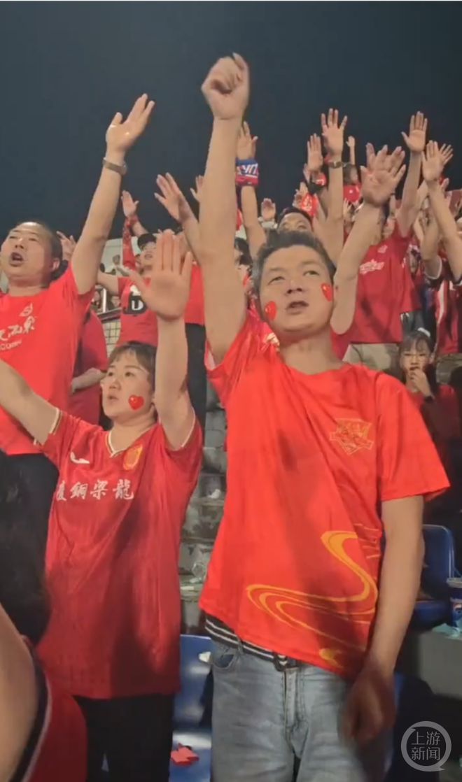 他用耳朵“看”比賽：重慶41歲視障患者通過6月國足主場觀賽球迷選拔，希望彌補(bǔ)錯過亞洲杯遺憾