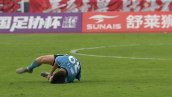 國(guó)足遭暴擊？王鈺棟足協(xié)杯傷退！遭侵犯痛苦捂左膝，16天后戰(zhàn)印尼