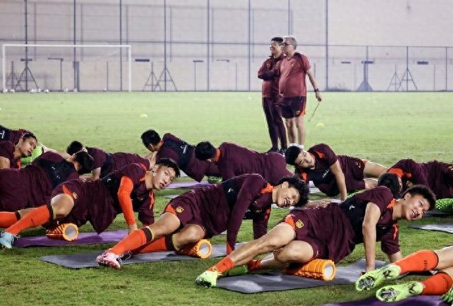 18強賽 | 國足連續兩天訓練以恢復為主 武磊、汪士欽場邊單練