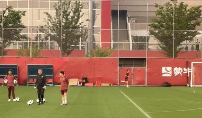 記者：武磊、劉若釩、汪士欽暫未參與國足合練，在另一邊進行恢復