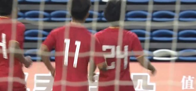 U16国足梦幻开局！何思凡7分钟闪击，单刀吊射破门，邝兆镭送助攻