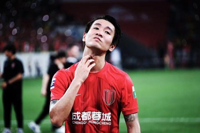 国足生死战前韦世豪遭网暴！球员霸气回应：鲁能一毛没少拿过