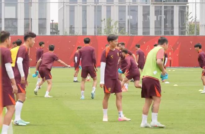东体：国足氛围融洽，汪士钦、刘若钒已合练，杨明洋顺位提高