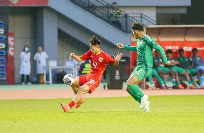 U16国足梦游半场！门将两次超巨失误，张君豪飞铲染红