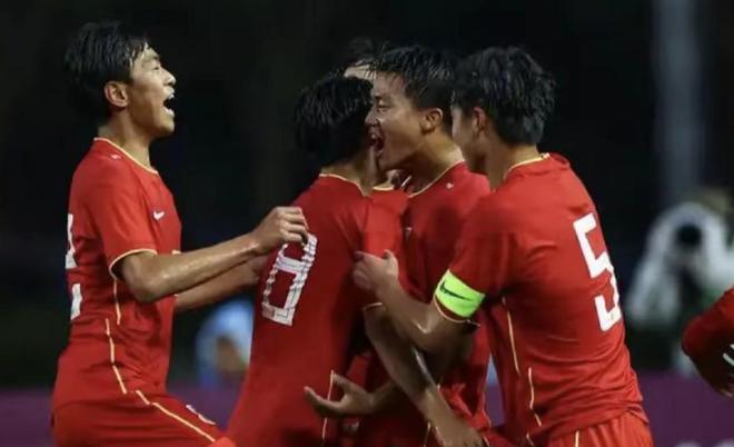2-2！十人中国国少遭越南绝平，邝兆镭发挥出色 对手传中吊入球门