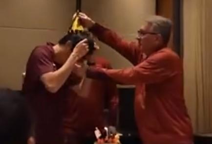 國(guó)足全隊(duì)為李磊慶生，劉誠(chéng)宇帶領(lǐng)大家唱生日歌