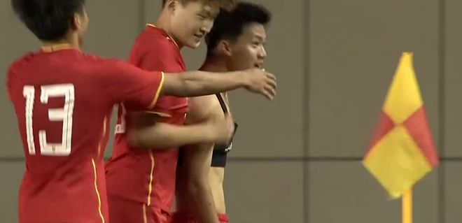 U16国足连入3球！梁仕宇两连杀，激动脱衣庆祝，谢晋再送助攻