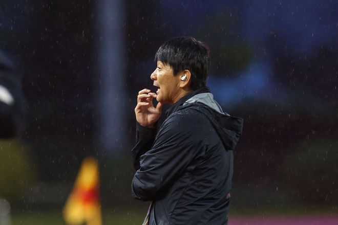 U16国足噩梦开局！88秒闪电丢球，4人“围观”射门，门将暴怒
