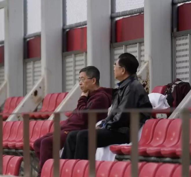 國足出征在即！足協主席宋凱和副主席許基仁雨中觀摩訓練